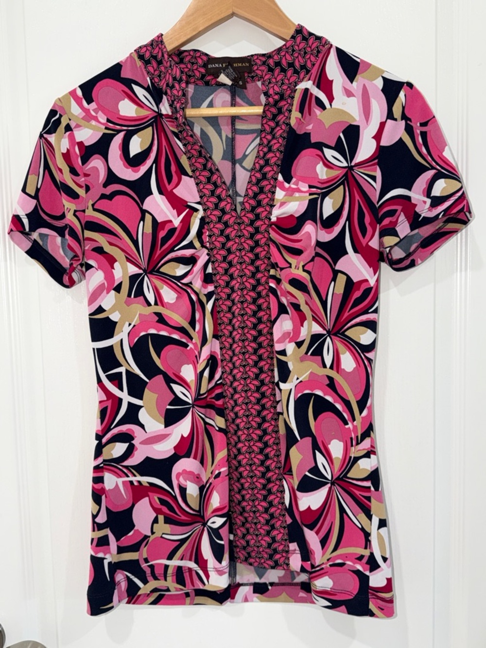 Dana Buchman Pink black  Floral-Print Short Sleeve V-Neck Top small